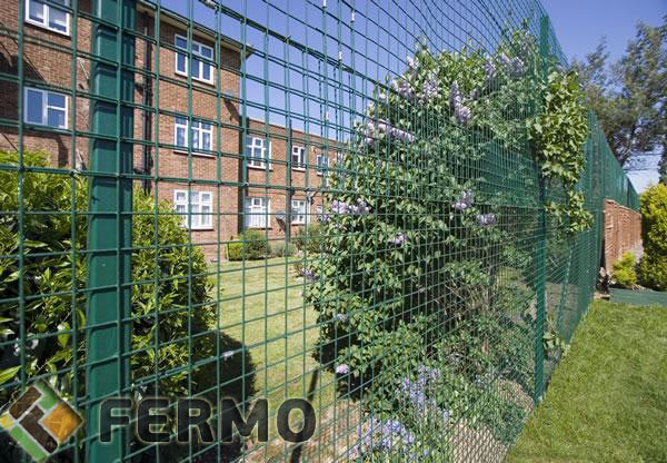 Welded wire mesh for fencing