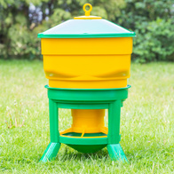 Automatic feed for poultry on a stand with a hopper of 20 kg