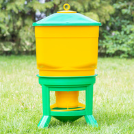 Automatic feed for poultry on a stand with a hopper of 30 kg