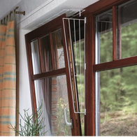 Horizontal safety grille for cats on the window