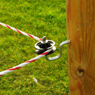 Corner insulator with roller, screw-in, for wooden posts